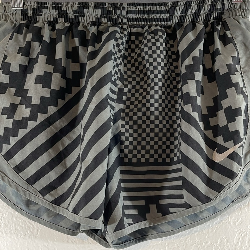 NIKE TEMPO LUX RUNWAY SHORT GREY Adjustable Waist & Back Zipper Pocket Size M - Picture 3 of 11